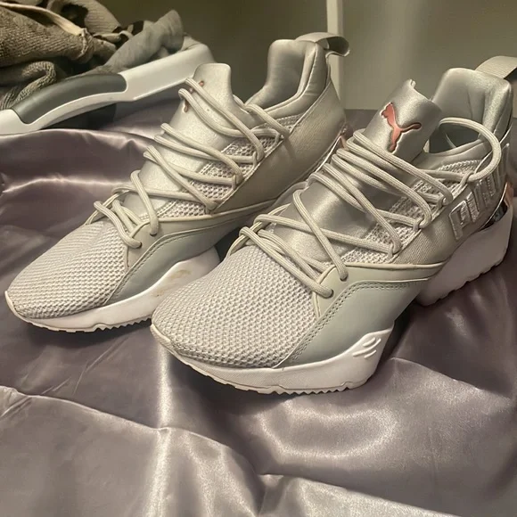 Grey and rose gold Women’s Pumas size 7.5 - Picture 2 of 5